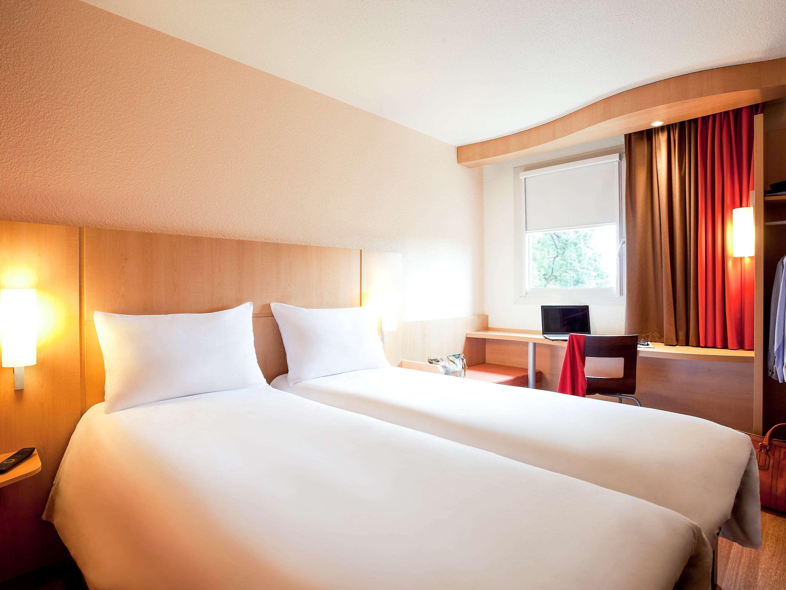 Hotel Ibis Lyon Est Chaponnay Exterior foto