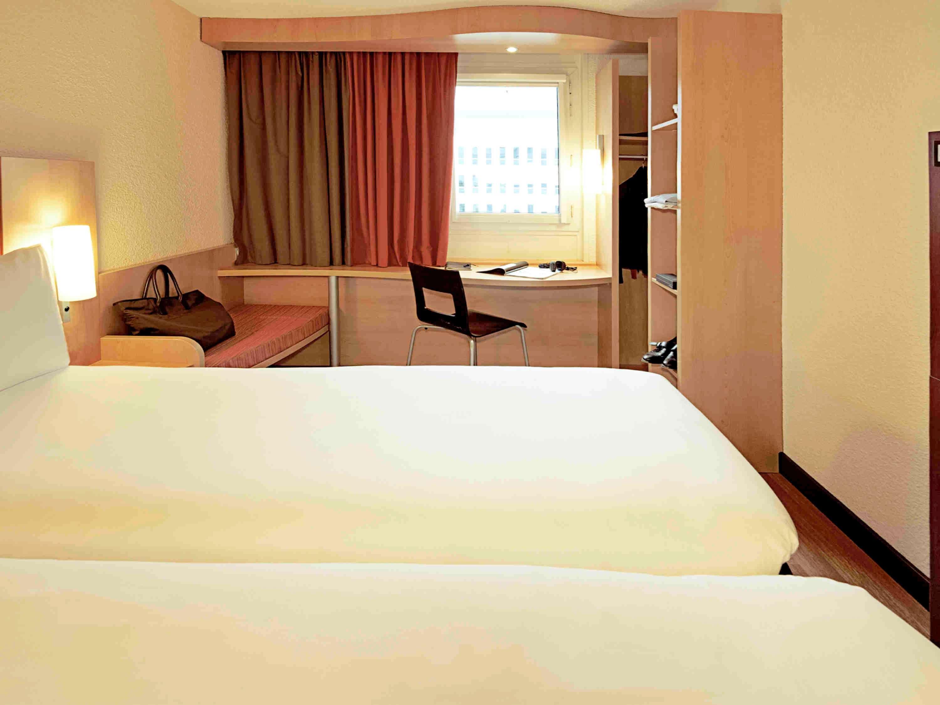 Hotel Ibis Lyon Est Chaponnay Exterior foto