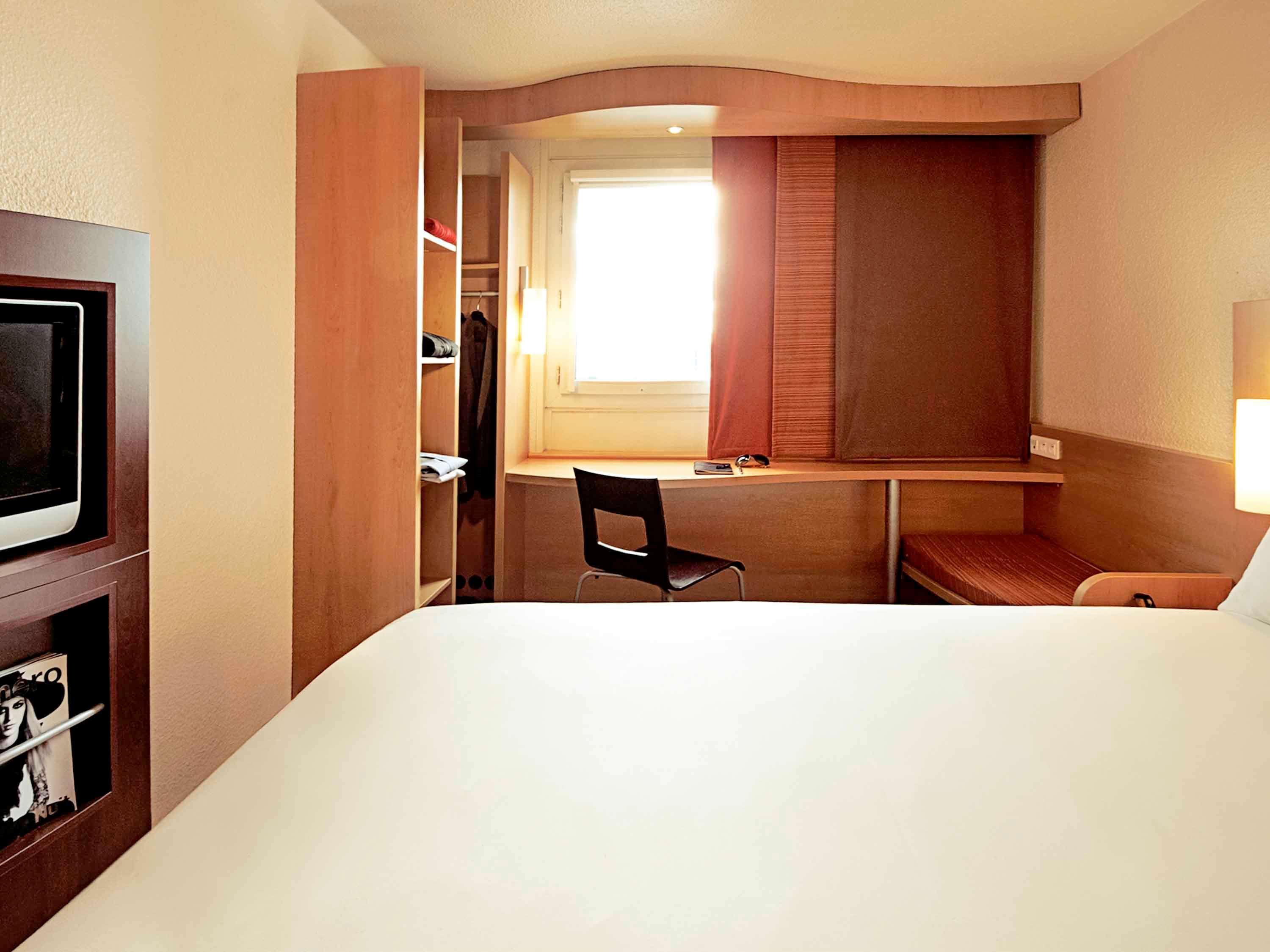 Hotel Ibis Lyon Est Chaponnay Exterior foto
