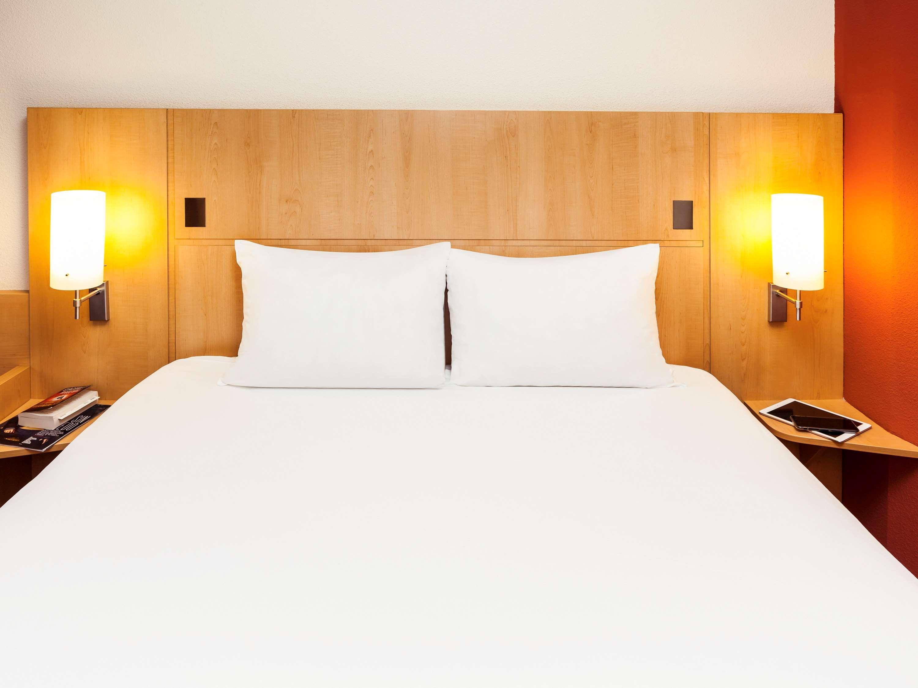 Hotel Ibis Lyon Est Chaponnay Exterior foto