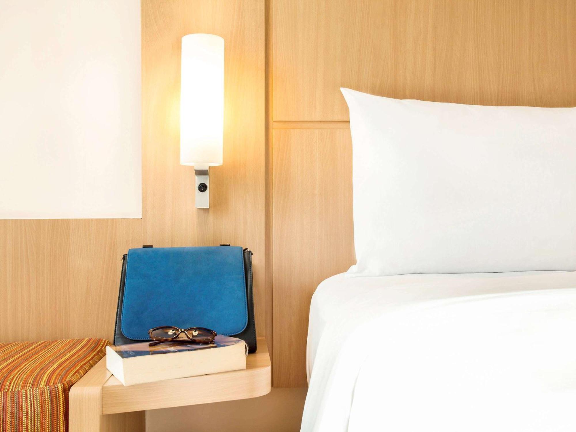 Hotel Ibis Lyon Est Chaponnay Exterior foto
