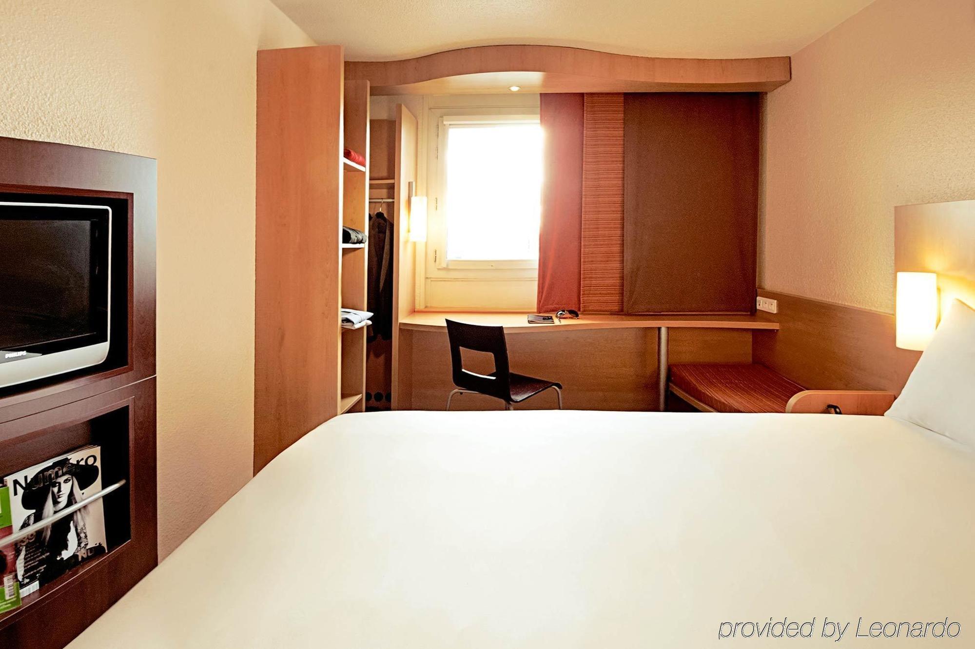 Hotel Ibis Lyon Est Chaponnay Exterior foto