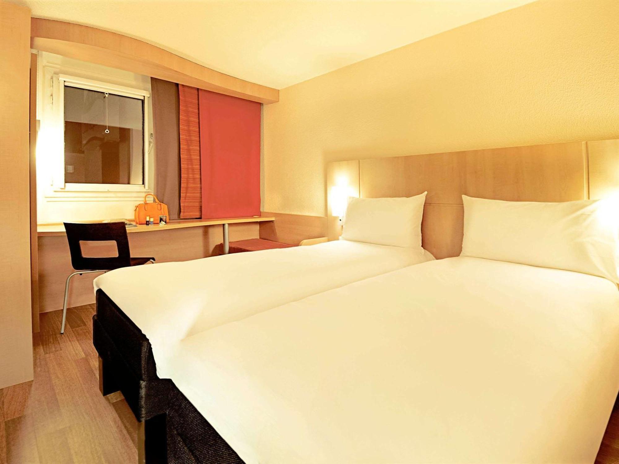 Hotel Ibis Lyon Est Chaponnay Exterior foto