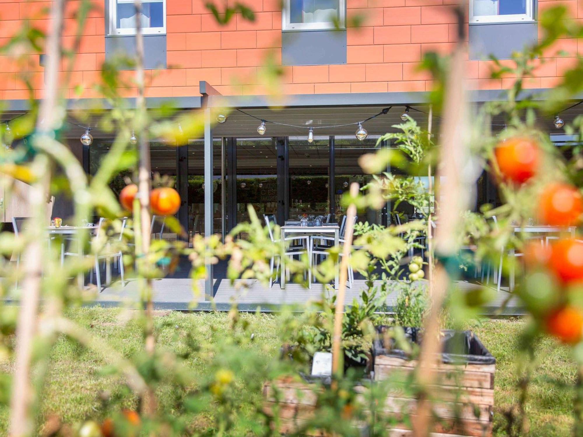 Hotel Ibis Lyon Est Chaponnay Exterior foto