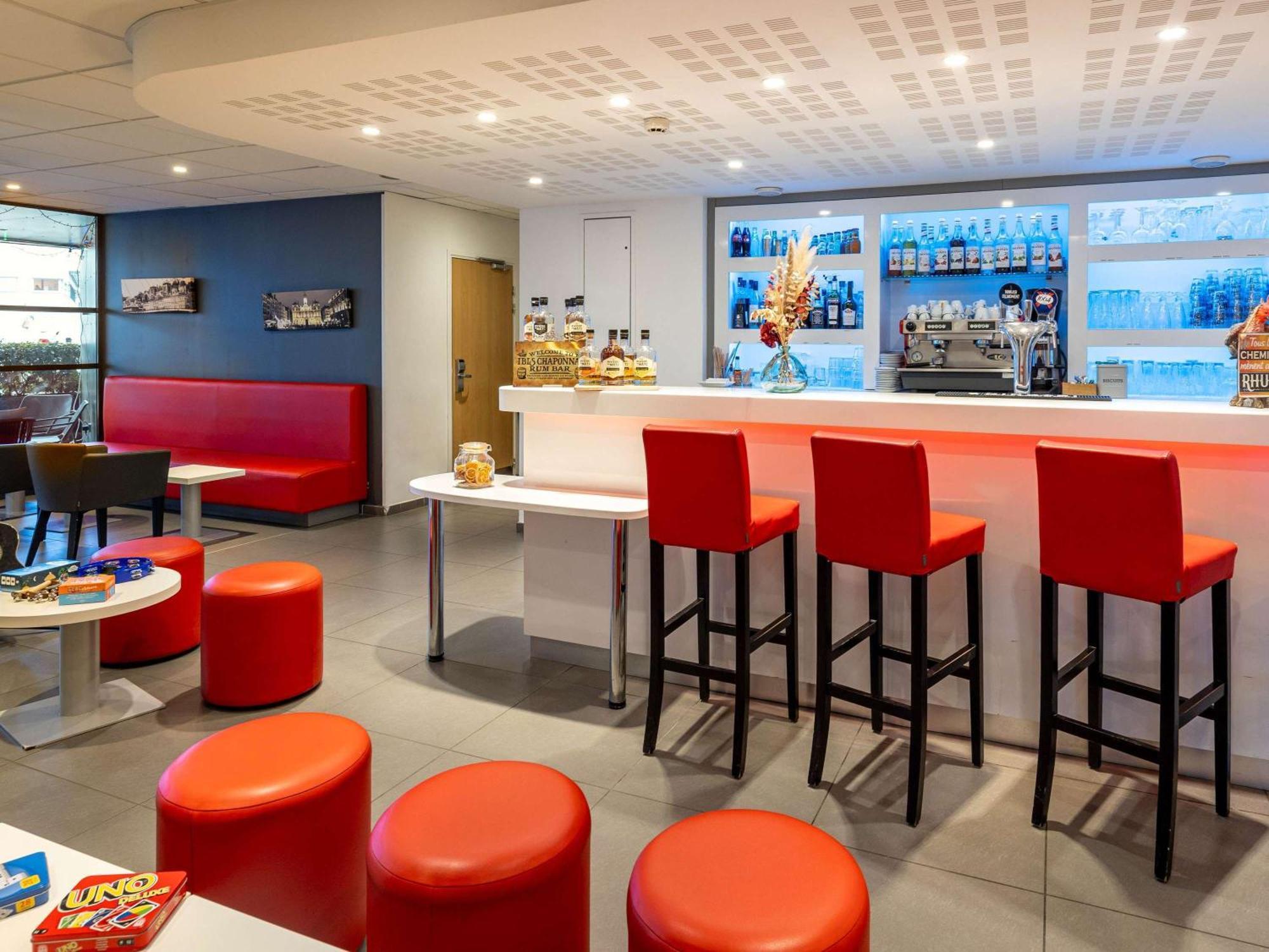 Hotel Ibis Lyon Est Chaponnay Exterior foto